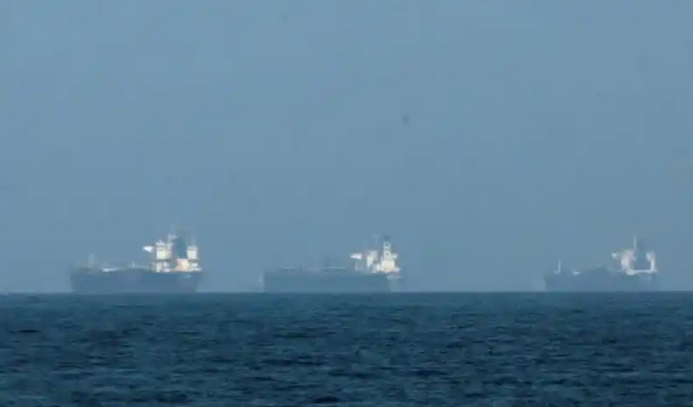 日本一艘液化天然氣運輸船正通過霍爾木茲海峽