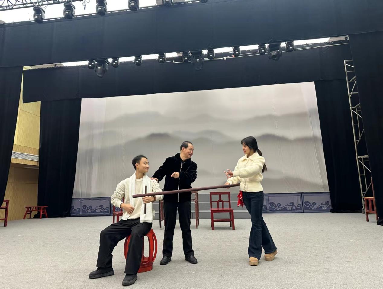 守舞台初心 鑄戲魂風骨——讀童曉陽《舞台深處的守望》有感