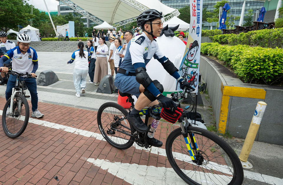 袁偉豪穿交警制服帥氣現身 聯同向海嵐楊嘉怡科學園推單車安全