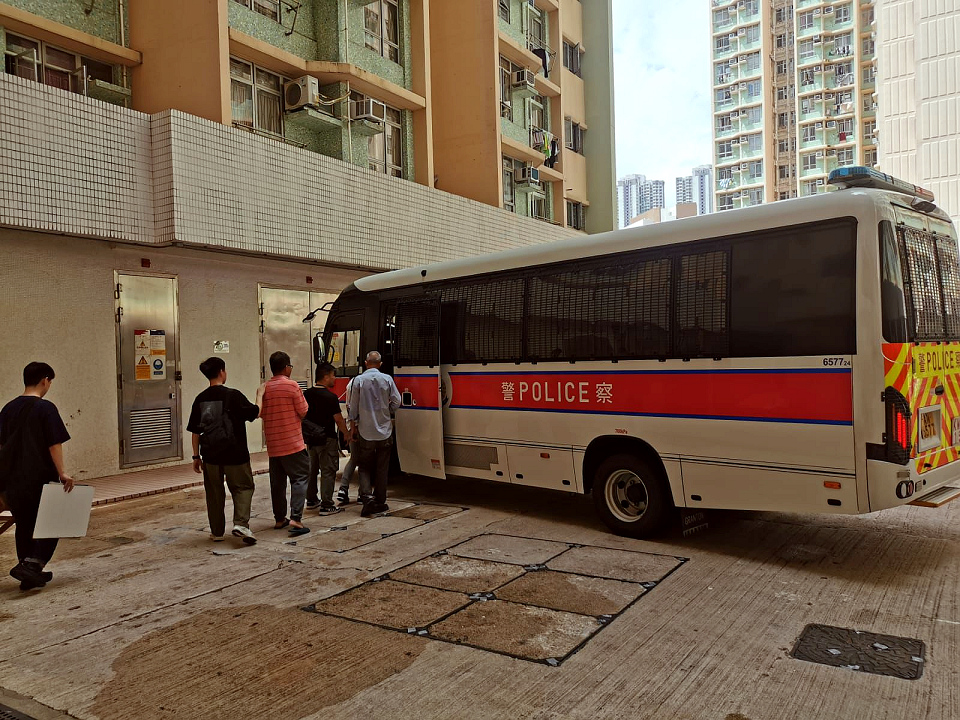 警方葵涌打擊街頭賭博 拘捕4名男女