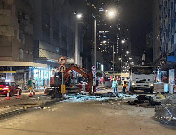 荃灣楊屋道爆水管工人搶修 交通受阻9條巴士線改道