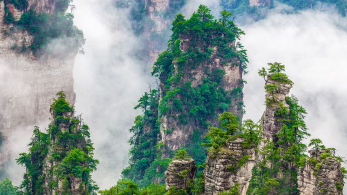 湖南張家界天門山景區通報山體岩石脫落：無遊客受傷 未發現其他墜石隱患