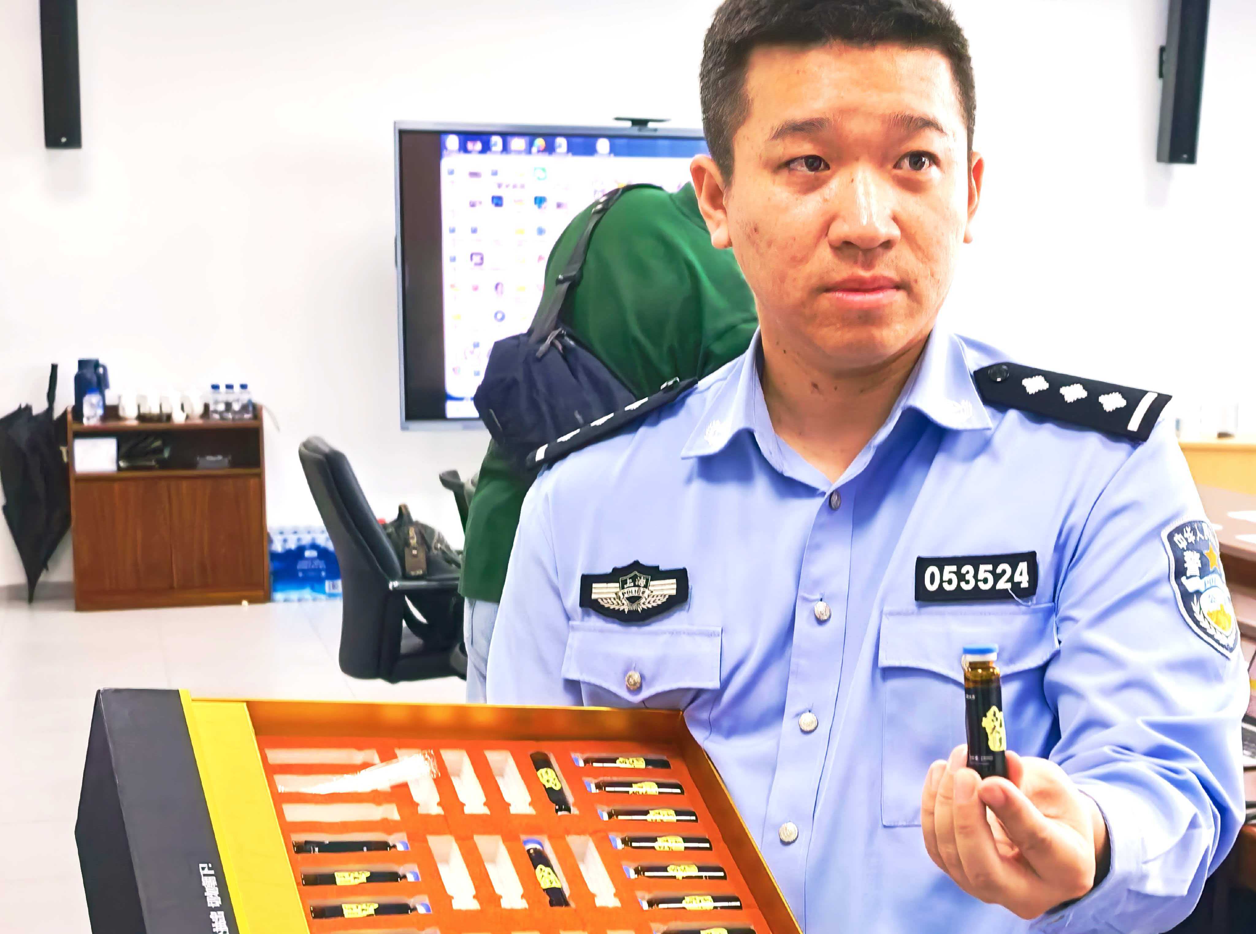 高錳酸鉀化反騙倒上千老人 滬警方全鏈摧毀涉老詐騙團伙