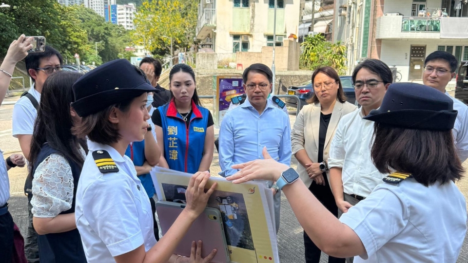 陳克勤聯同食環境署代表到大圍區內視察滅蚊工作