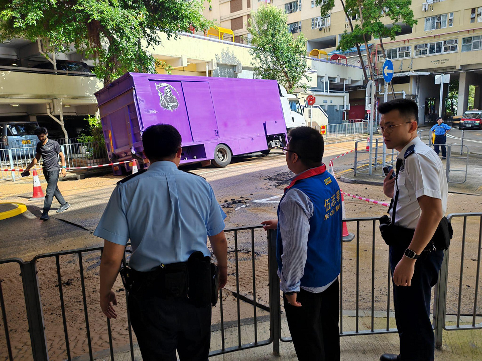 葵盛圍爆食水管貨車被困 水務署：爭取今晚9時完成維修