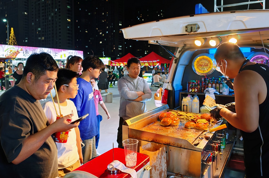 煙火升騰煥新顏！瀋撫金風灣夜市400餘攤位雙向奔赴點亮夜經濟