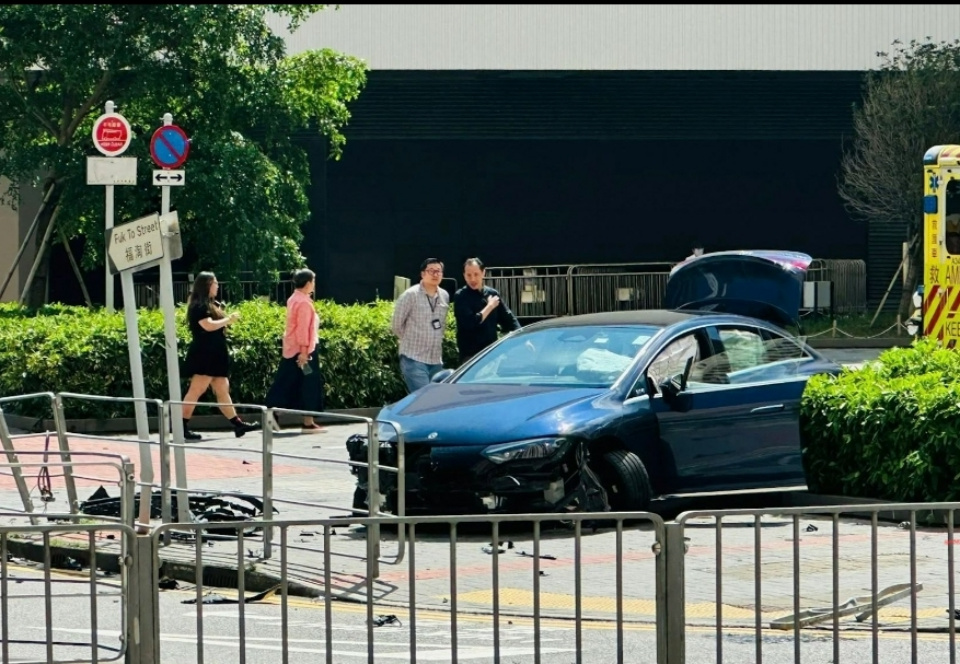 牛頭角電動車剷行人路 撞毀鐵欄路牌1人傷　