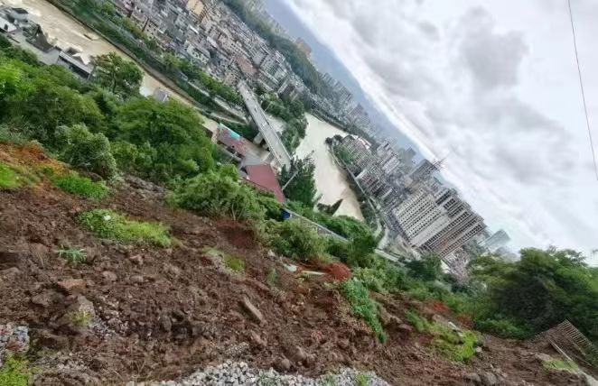 生死時速 45 分鐘!恩施官坡社區成功避險 128 人零傷亡