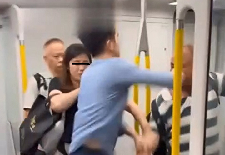 有片｜上水港鐵兩男打架 揮拳痛擊女伴補拳流鼻血