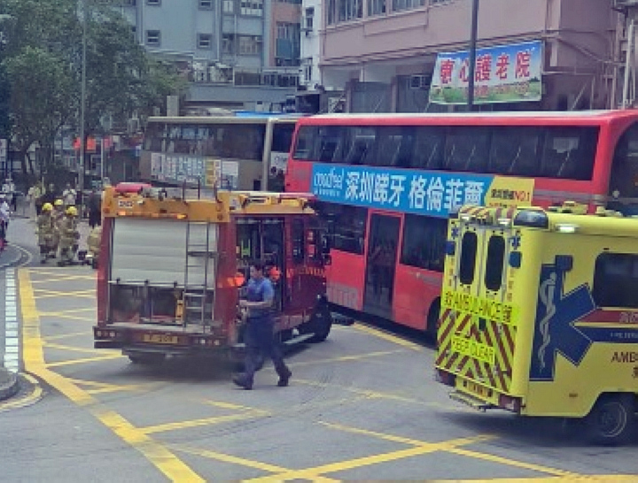 葵涌巴士撞單車漢捲車底 昏迷送院搶救