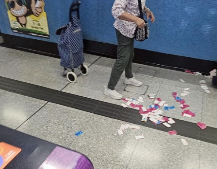 美孚站老婦散落數十張單程票 港鐵：職員不慎導致意外