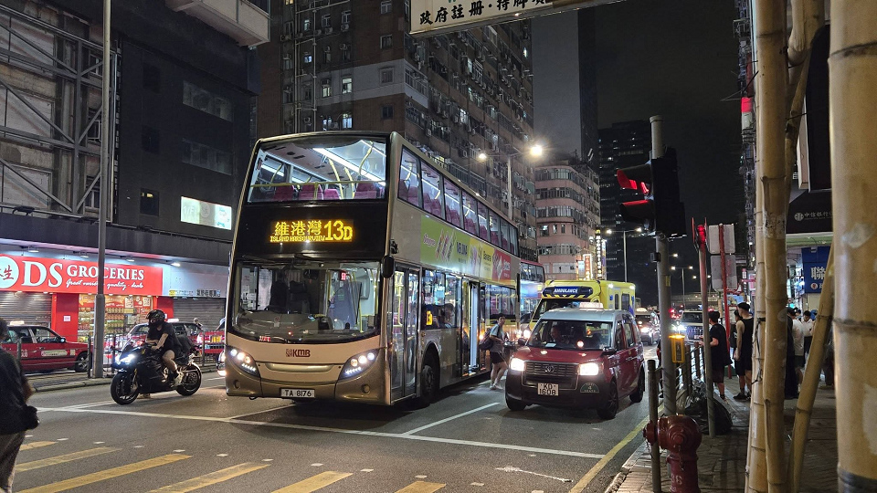 救護車旺角遭巴士撞 同袍趕抵接送病人 無人受傷