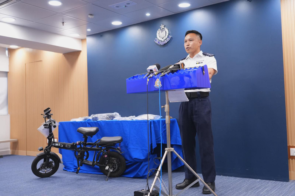 元朗駕電動單車載兩乘客 警拘司機涉6宗罪