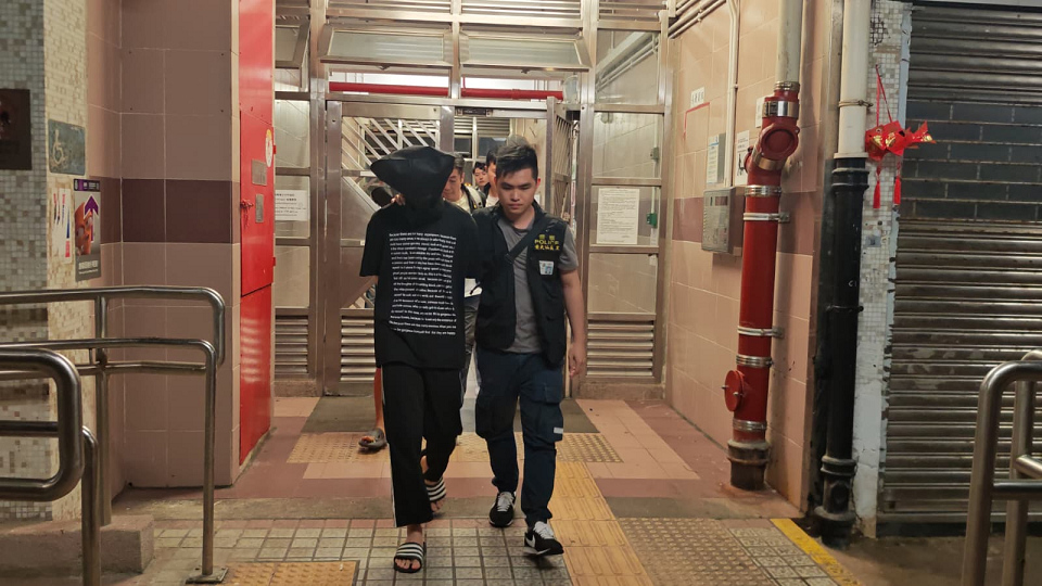 警方秀茂坪反三合會行動 拘兩男童檢毒品及武器