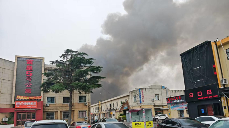 蘇州一工廠發生爆炸 出現巨大蘑菇雲 當地通報：廢品回收倉庫發生火災 2人灼傷