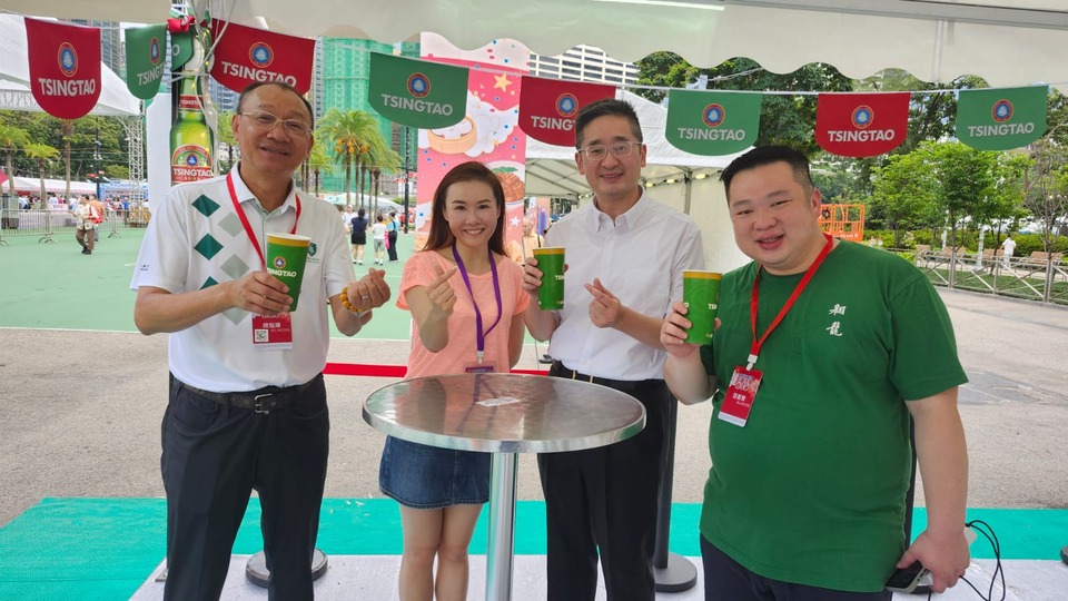 有片丨陳百里撐家鄉市集 逛攤位試飲啤酒 讚氣氛好