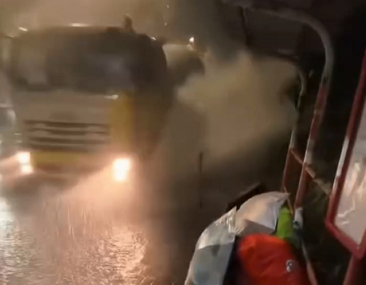 有片〡泥頭車濺起積水浪擊式拍打 候車市民無處可逃