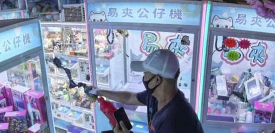 旺角夾公仔機店遭淋油 閉路電視拍下口罩男犯案