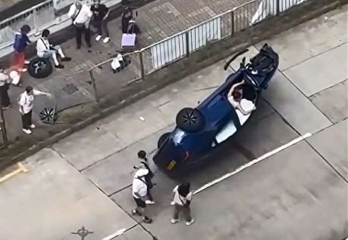 有片｜大埔私家車撞欄翻側橫臥路面 途人合力助司機脫困