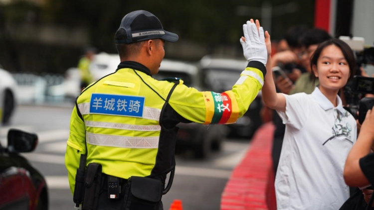 高考首日上午，廣州交警保障3名涉考學生順利赴考