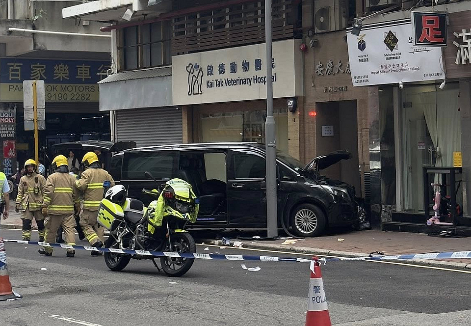 土瓜灣客貨車失控 剷行人路撞傷2名途人