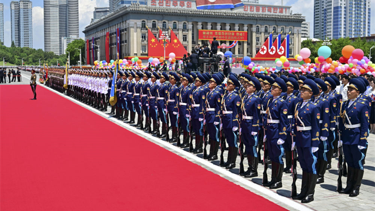 習近平出席金正恩舉行的歡迎儀式