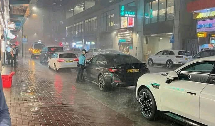 有片〡暴雨下土瓜灣檢控違泊 警員冒雨抄牌 網民讚：盡忠職守