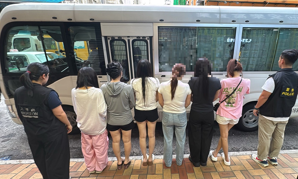 警方北區掃黃拘12名內地女