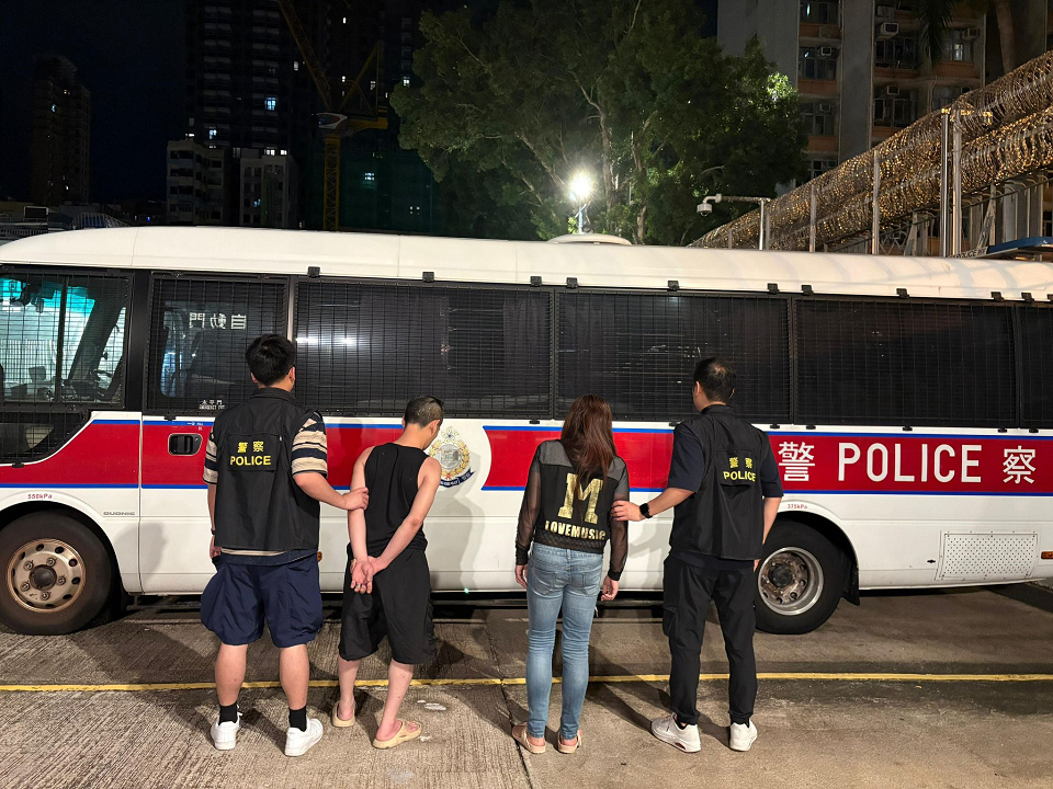 警方深水埗反毒品行動 拘兩男女檢15萬元冰毒