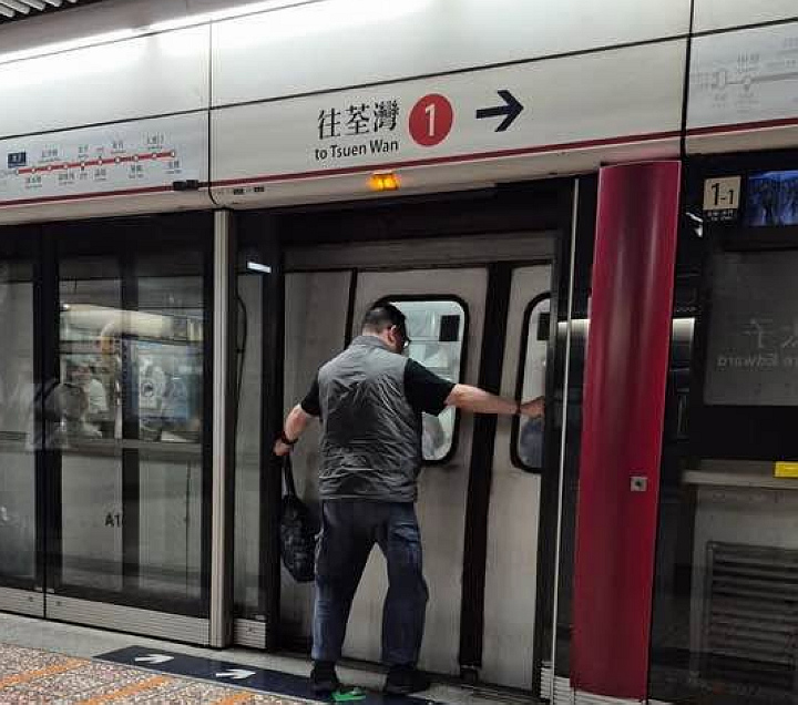 大叔雙手撐爆港鐵幕門阻關閘 網民怒轟：唔好阻人返工