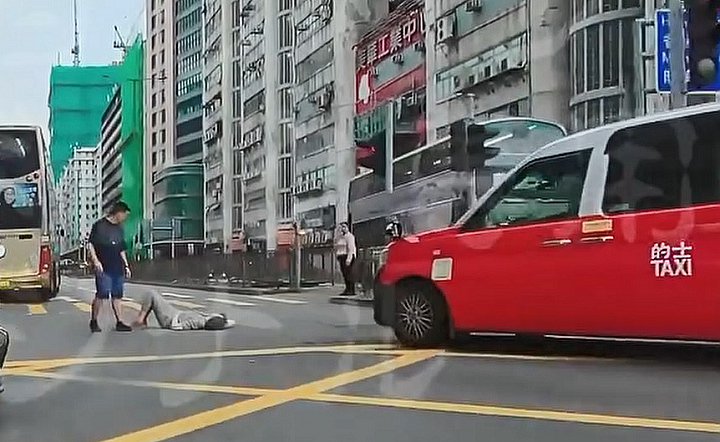 有片〡的士土瓜灣疑撞倒女途人 網民：又是亂過馬路