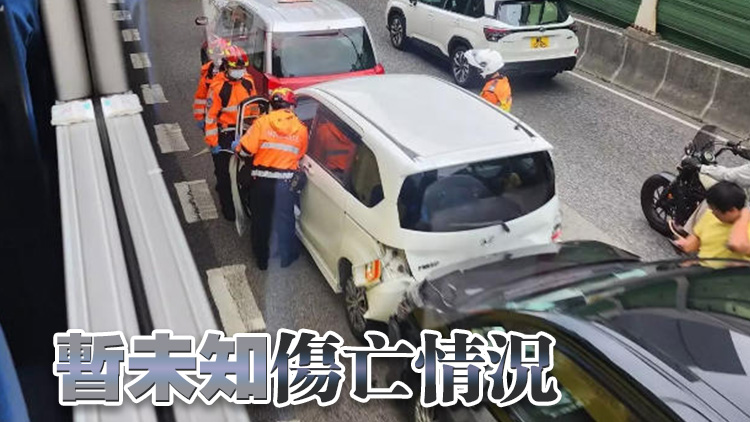 將軍澳隧道3車串燒相撞 私家車車頭頭尾均損毀嚴重