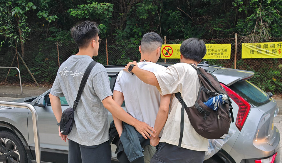 青衣巴士兩男爭執 警拘一人涉嫌襲擊
