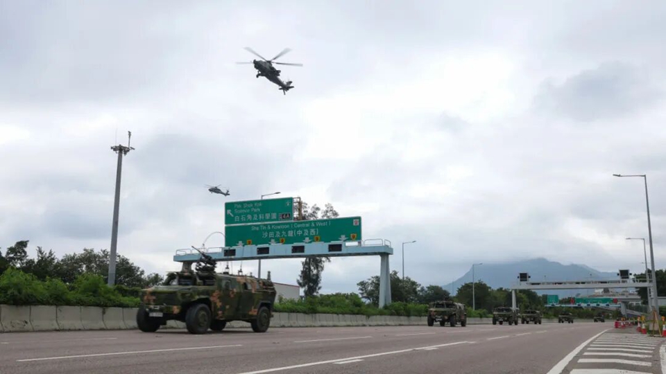解放軍駐港部隊出動陸海空部分兵力 組織聯合巡邏