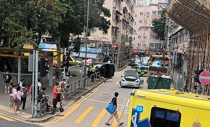 新蒲崗衍慶街兩車相撞 剷上行人路撞毀欄杆