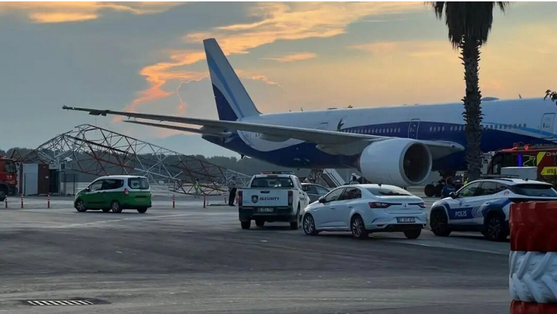 土航波音777客機撞上天線杆機身破洞