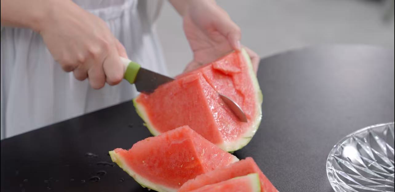有片丨這樣把西瓜放進冰箱，就餿了？