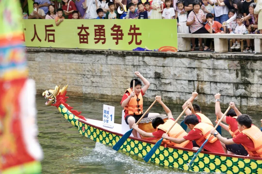  千年珊洲河上演無炫技少年龍舟賽|掌聲與擊鼓聲聲入耳