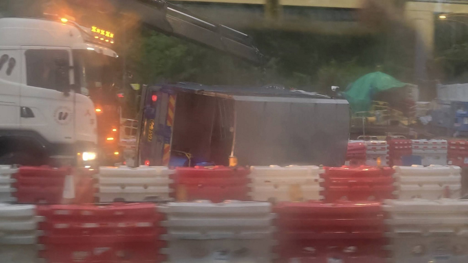 粉嶺公路貨車翻側 全線封閉交通癱瘓