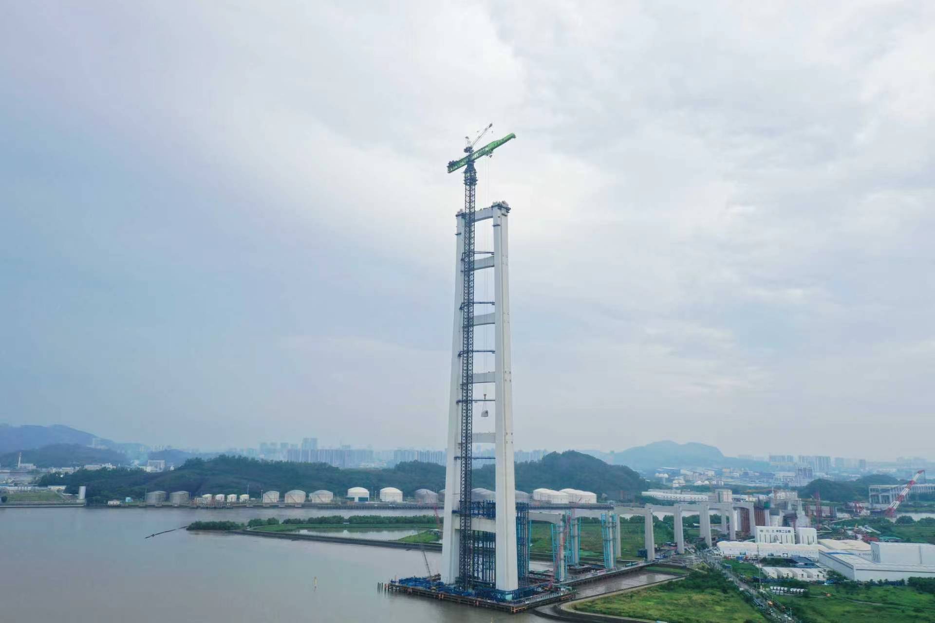 在漢央企承建 世界最大跨徑雙層懸索橋完成首套主索鞍吊裝