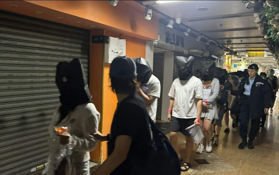 警破長沙灣工廈德州撲克賭場 拘72名男女