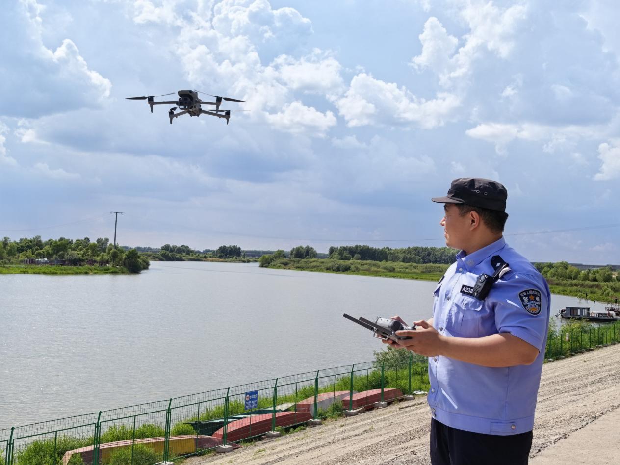 宣防一體築堤壩！哈市呼蘭警方全方位守護夏日水上平安