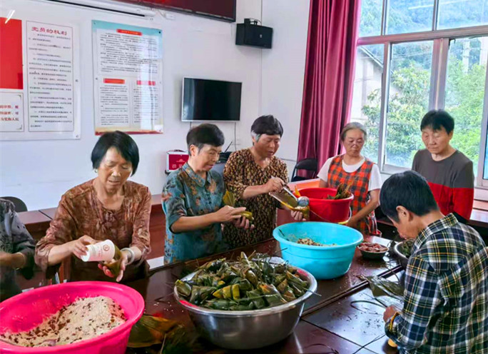 皖黟縣美溪：粽葉飄香 暖心敬老