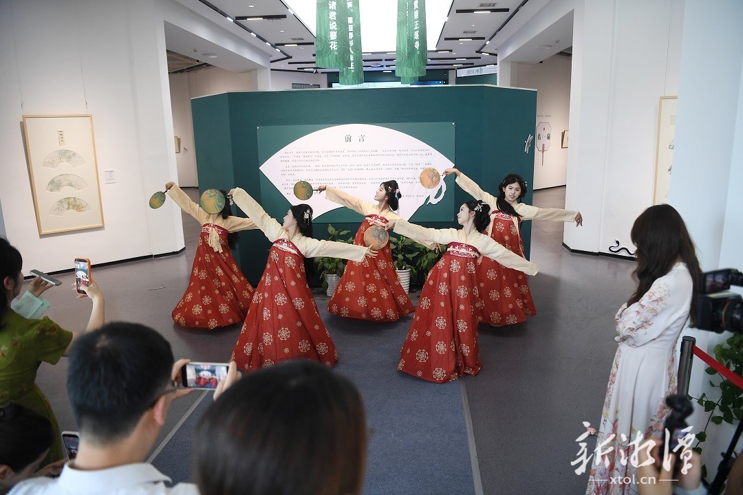 第六屆湖南旅遊發展大會｜「湘風拂面」大學生扇面中國畫國際作品展本月22日開展