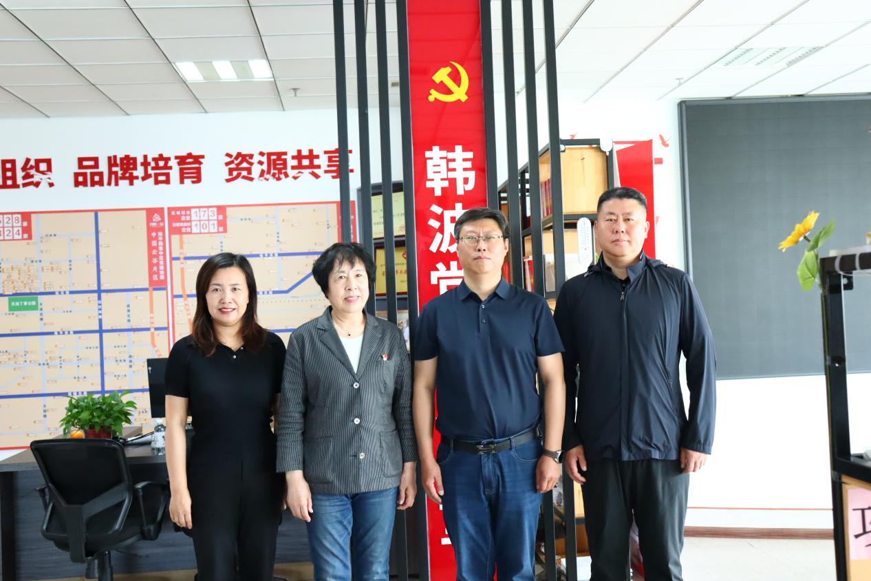哈市平房區新偉街道黨工委開展「雙節」走訪慰問老黨員同志活動