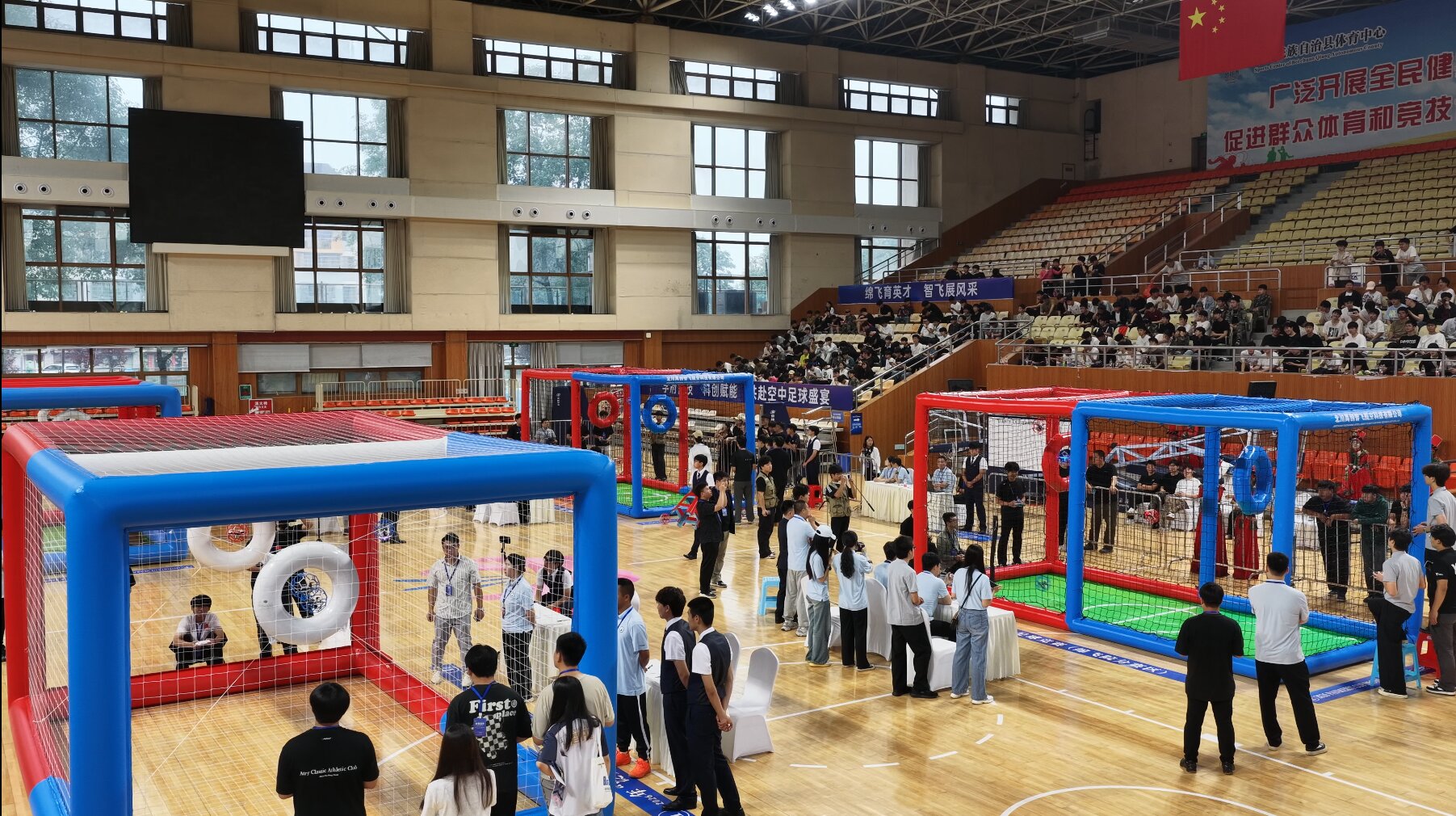 空中爭球鬥智鬥勇 無人機足球賽燃動北川