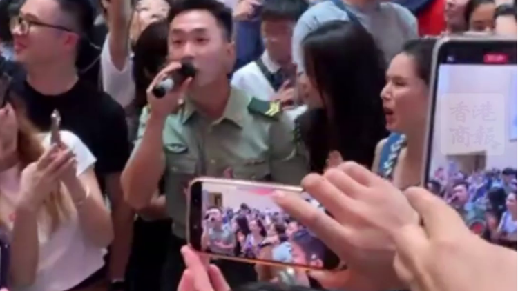 有片｜李若彤現身昂船洲軍營 撐官兵快閃表演