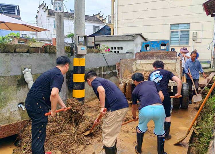 確保底數清情況明數據准 皖黃山區甘棠鎮全力清淤護民生