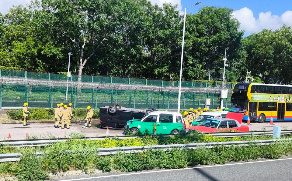 有片｜深圳灣公路大橋5車相撞  交通極度擠塞