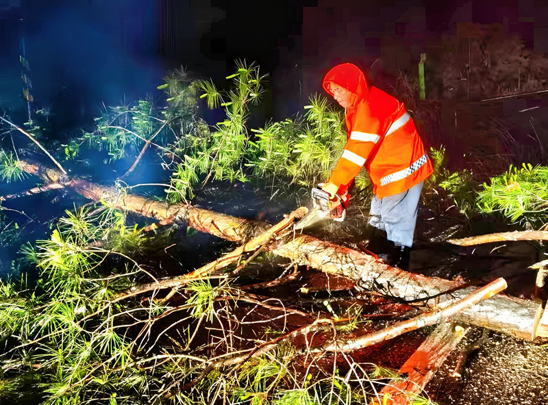 皖休寧縣：梅雨時節搶險忙 護航出行保安暢